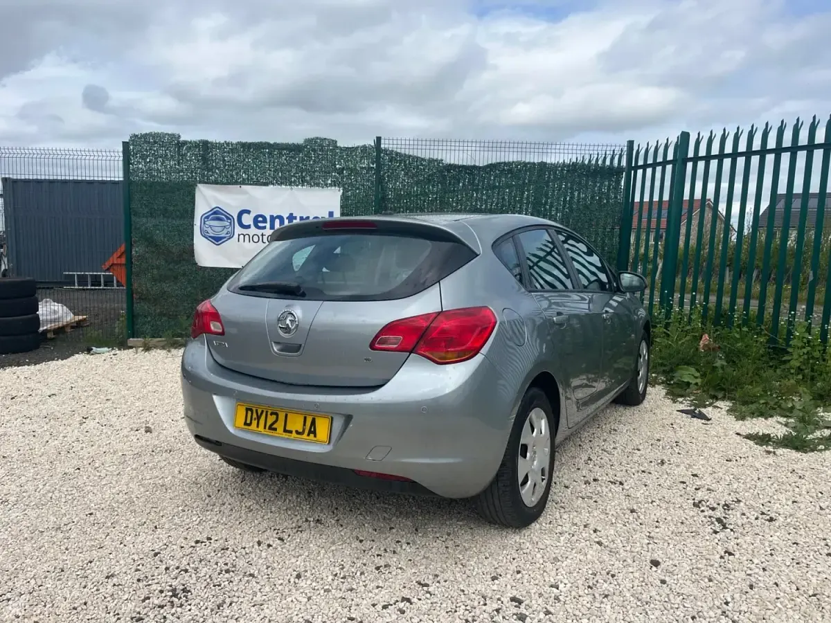 Używany Vauxhall Astra 2012 Srebrny Hatchback