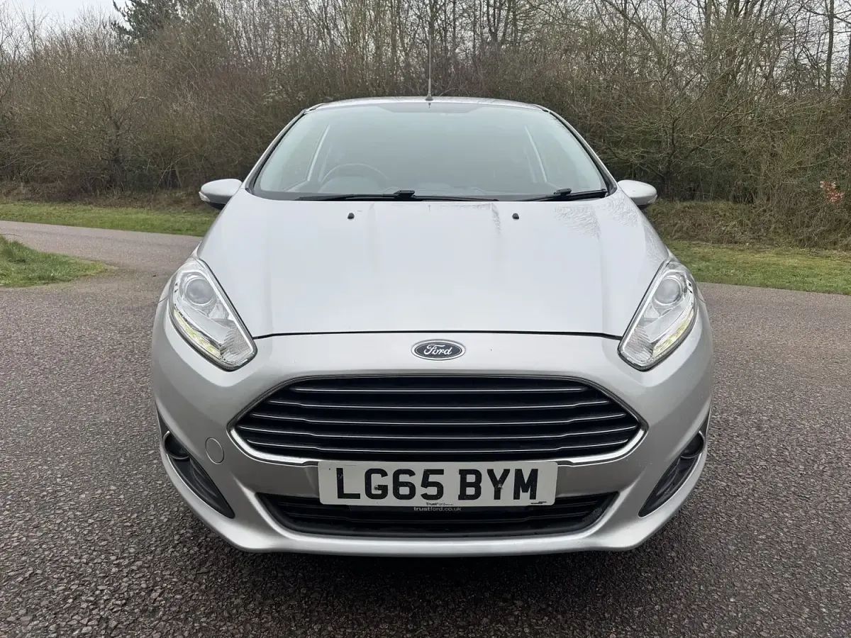 Begagnad Ford Fiesta Zetec 2015 Silver Halvkombi