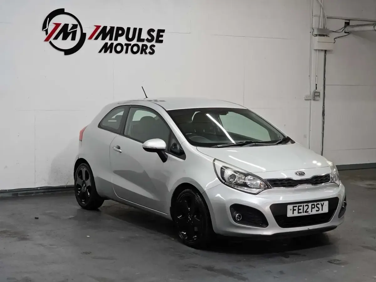 Używany Kia Rio 107 KM (78 kW) 2012 Srebrny Hatchback