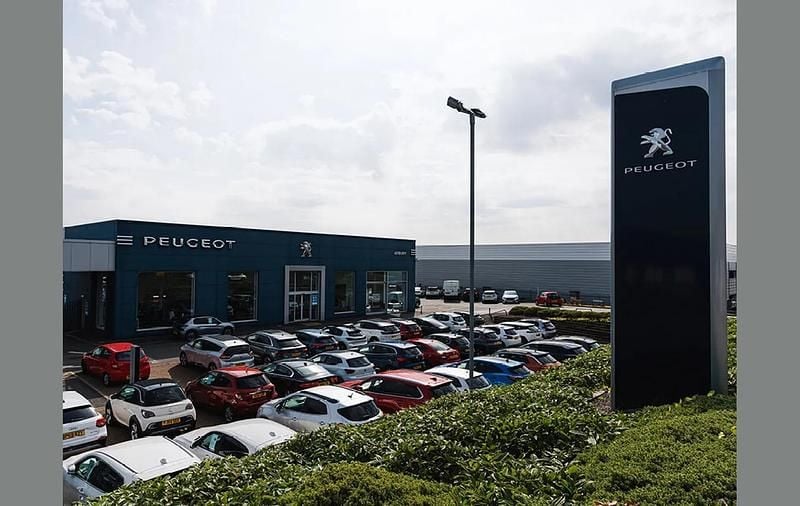 Used Peugeot e-2008 Active Premium 100 kW (136 HP) 2022 Orange SUV