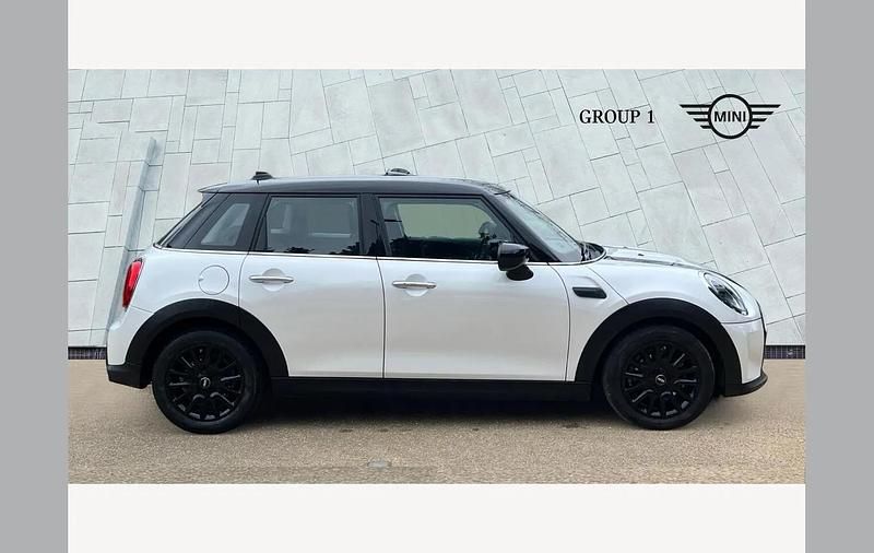 Usado Mini Cooper Classic 136 HP (100 kW) 2023 Branco Citadino