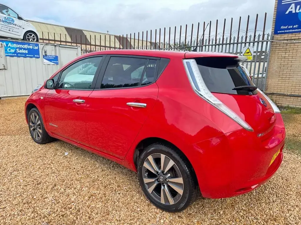 Used Nissan Leaf Tekna 80 kW (109 HP) 2017 Red Hatchback