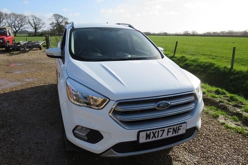 Usado Ford Kuga Zetec 150 HP (110 kW) 2017 Branco SUV