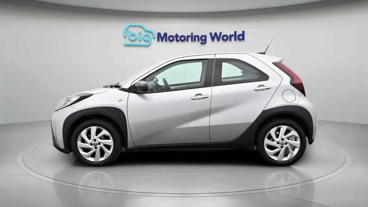 Usado Toyota Aygo X PURE 71 HP (52 kW) 2023 Prateado SUV
