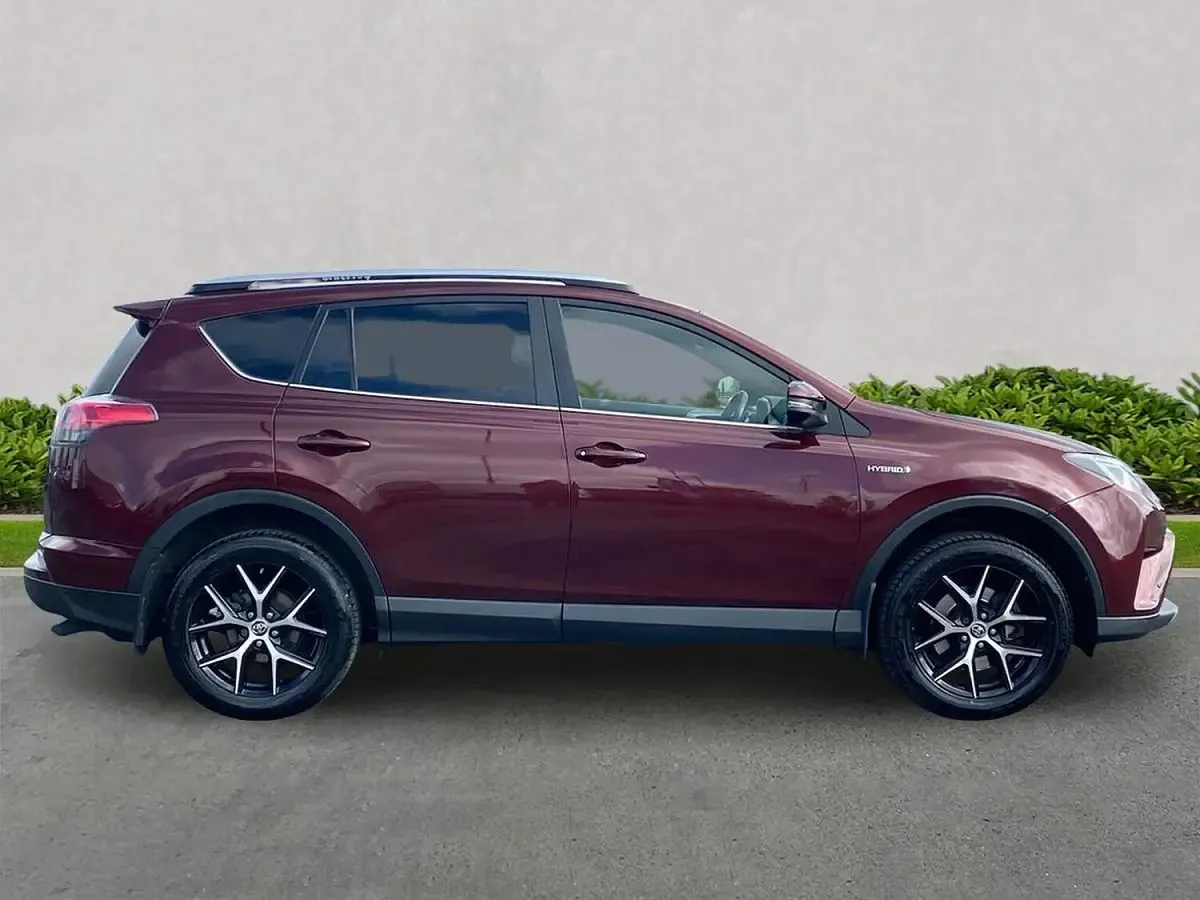 Used Toyota RAV4 197 HP (144 kW) 2017 Red SUV