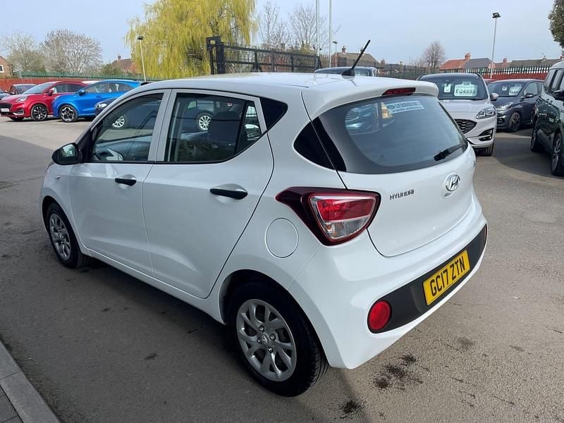 Used Hyundai i10 66 HP (48 kW) 2017 White Hatchback