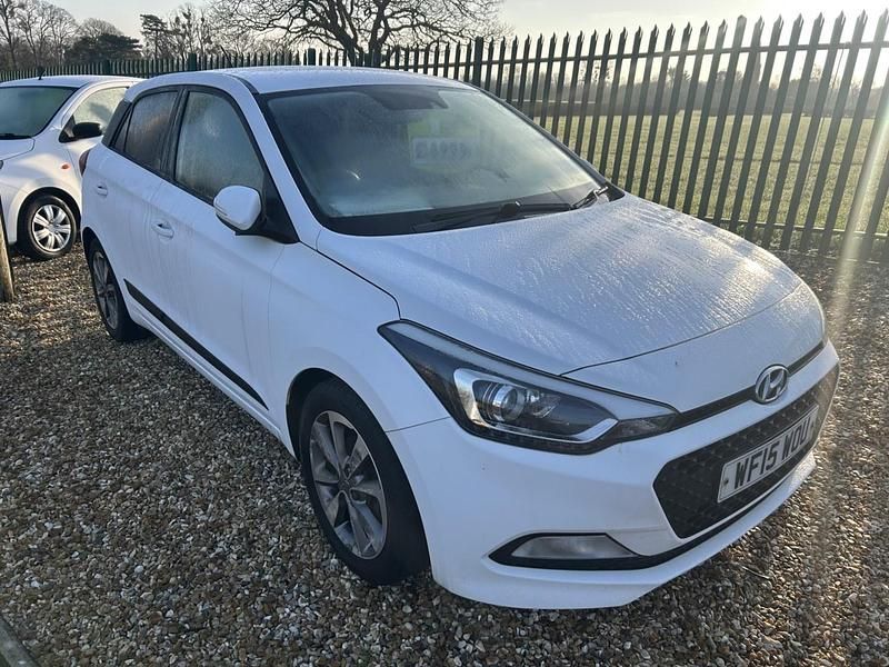 Used Hyundai i20 Premium 100 HP (73 kW) 2015 White Hatchback