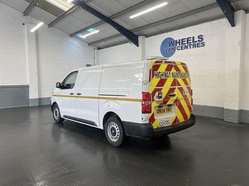 Used Vauxhall Vivaro 150 HP (110 kW) 2024 White MPV