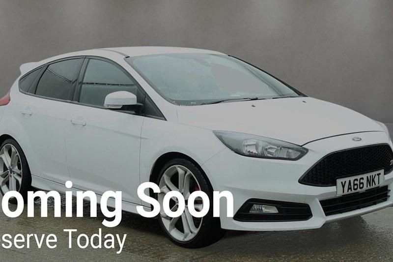 Used Ford Focus ST 185 HP (136 kW) 2016 White Hatchback