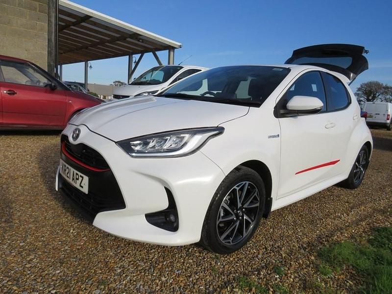 Used Toyota Yaris Hybrid Design 114 HP (83 kW) 2021 White Hatchback