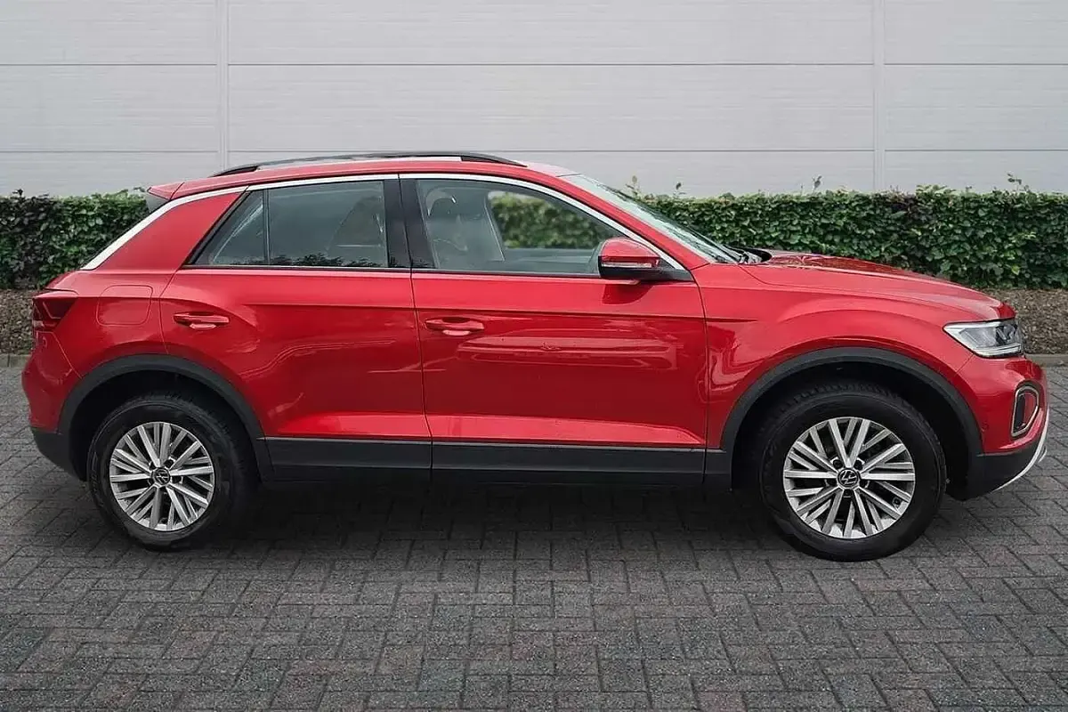 Used VW T-Roc Life 150 HP (110 kW) 2023 Red SUV