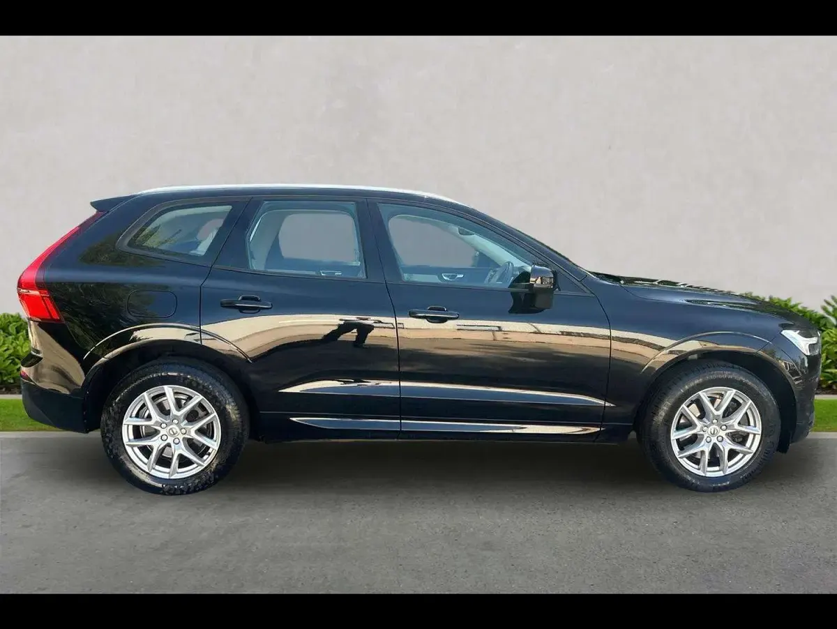 Used Volvo XC60 Momentum 250 HP (183 kW) 2021 Black SUV