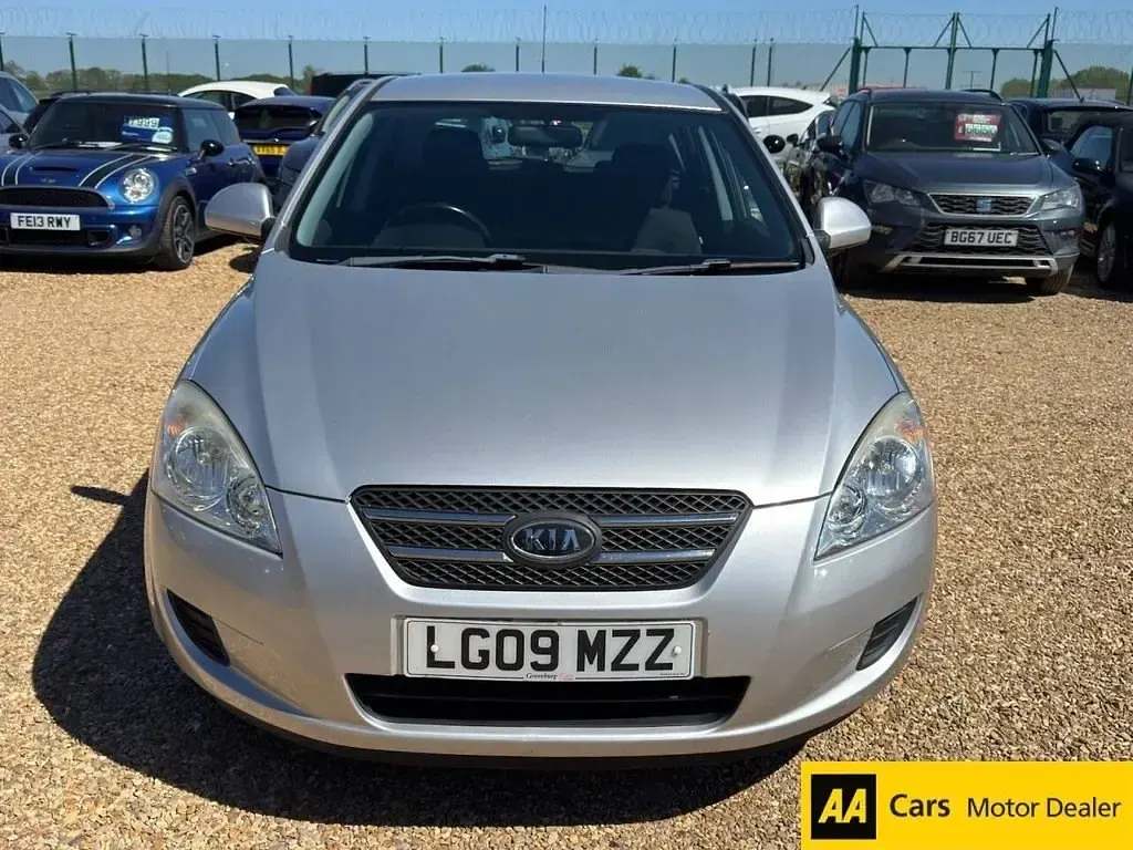 Usado Kia Ceed 88 HP (64 kW) 2009 Prateado Citadino