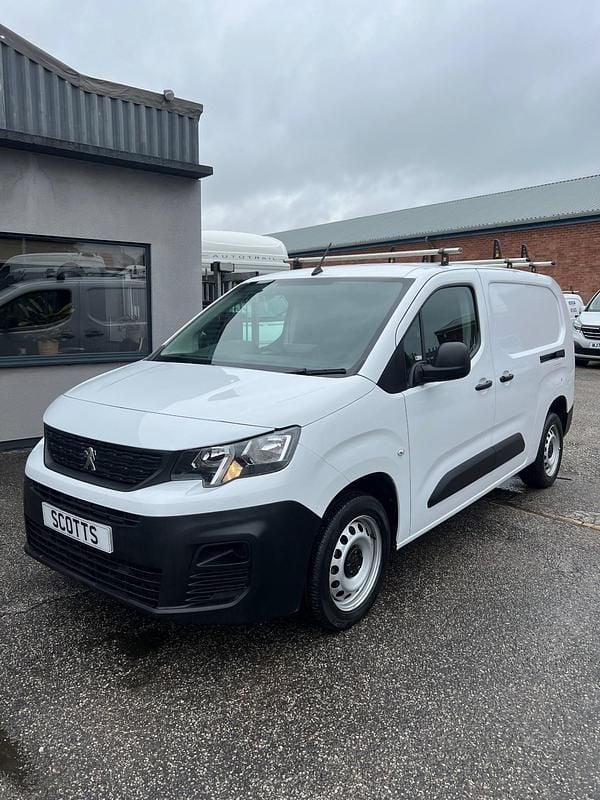 White Used 2023 Peugeot Partner Premium MPV | £10,250 (Good price) - Image 1/4