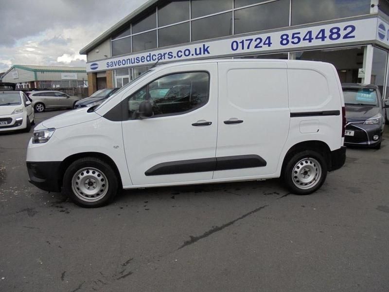 White Used 2021 Toyota Proace Active MPV | £8,494 (Fair price) - Image 1/4