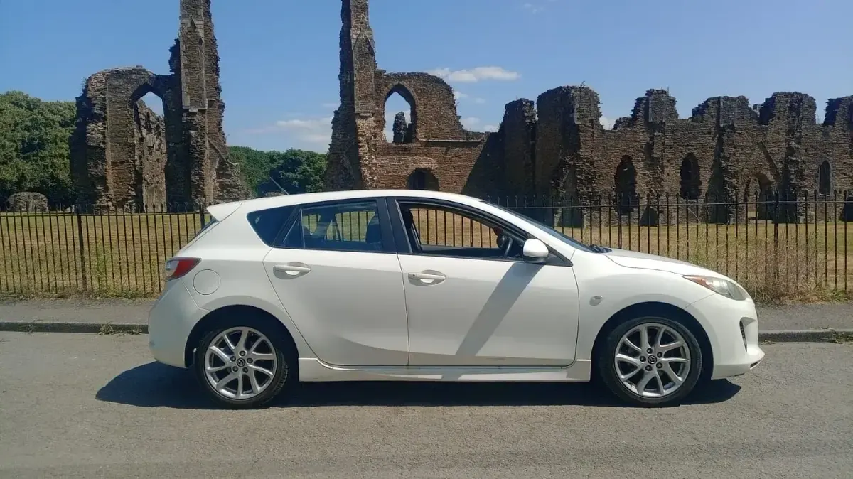 Used Mazda 3 105 HP (77 kW) 2013 White Hatchback