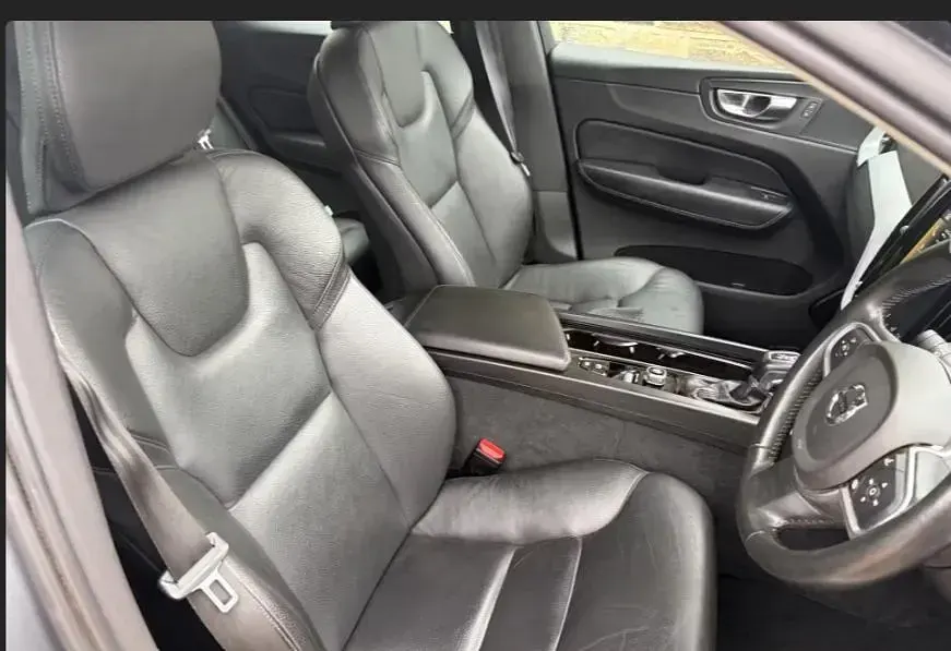 Used Volvo XC60 Momentum 250 HP (183 kW) 2019 Grey SUV