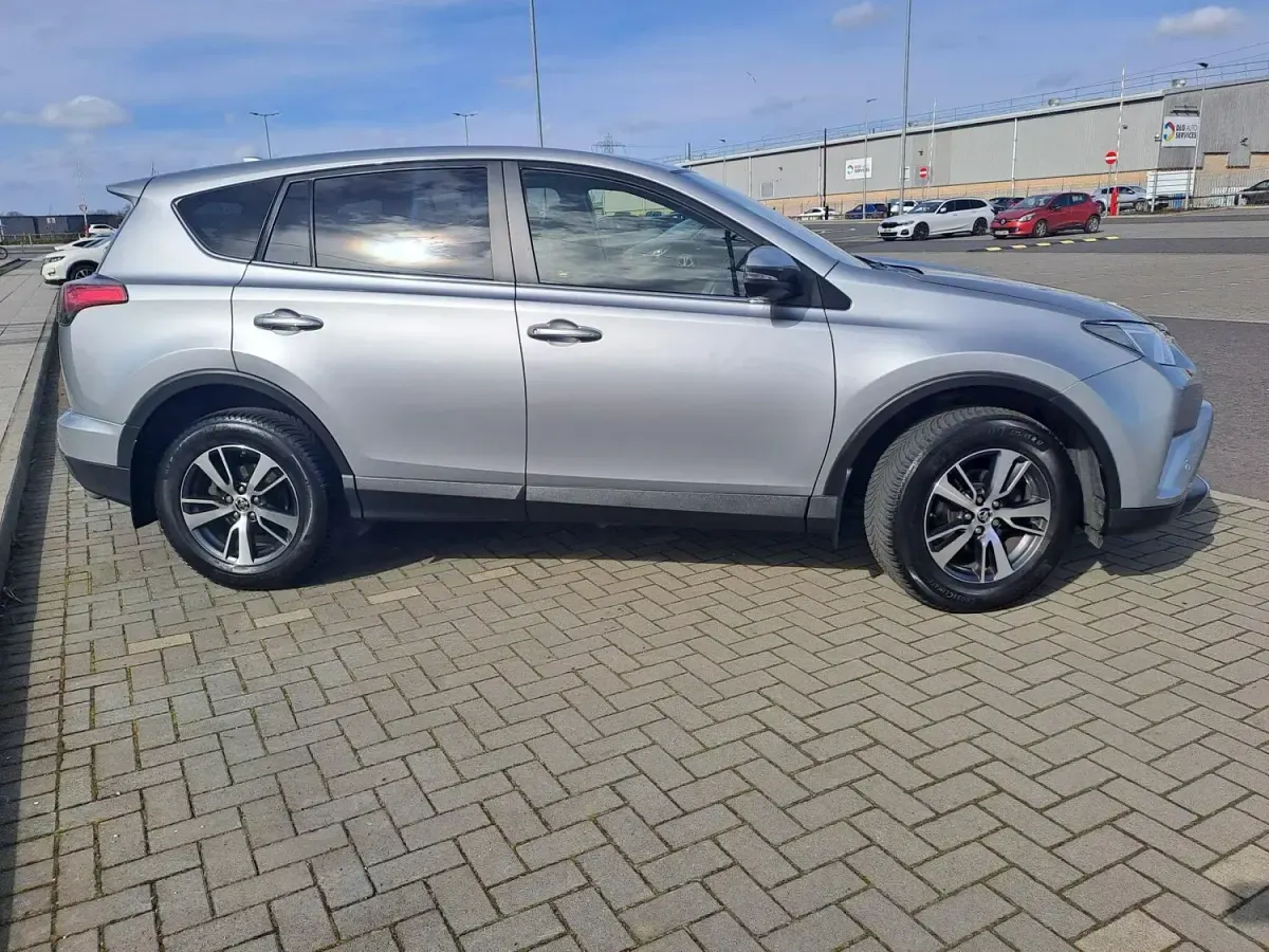 Usado Toyota RAV4 Business Edition 143 CV (105 kW) 2017 Plateado SUV