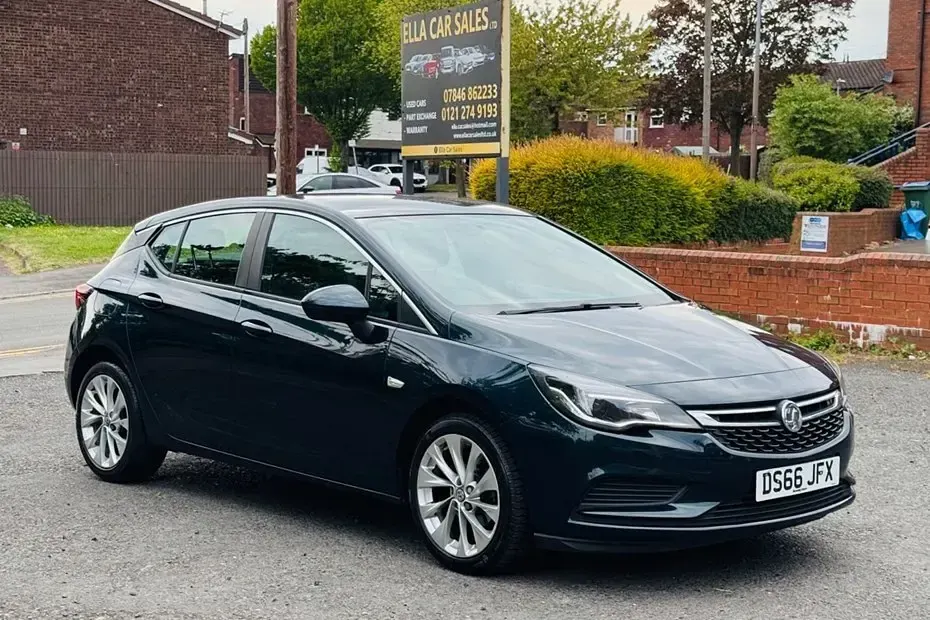 Second-hand Vauxhall Astra Design Edition 100 CP (73 kW) 2016 Verde Hatchback