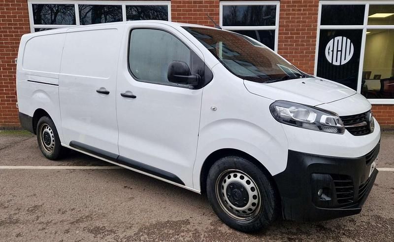 Used Vauxhall Vivaro S 100 HP (73 kW) 2021 White MPV