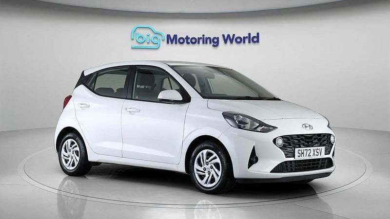 Used Hyundai i10 SE 67 HP (49 kW) 2023 White Hatchback
