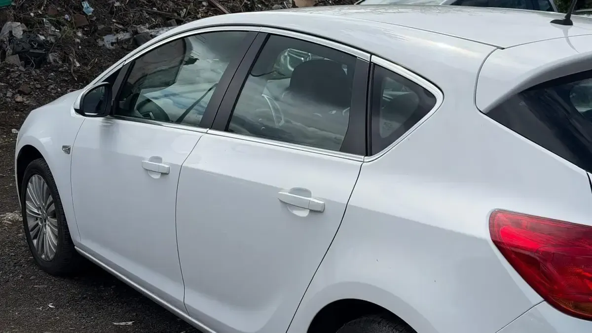 Used Vauxhall Astra Excite 100 HP (73 kW) 2015 White Hatchback