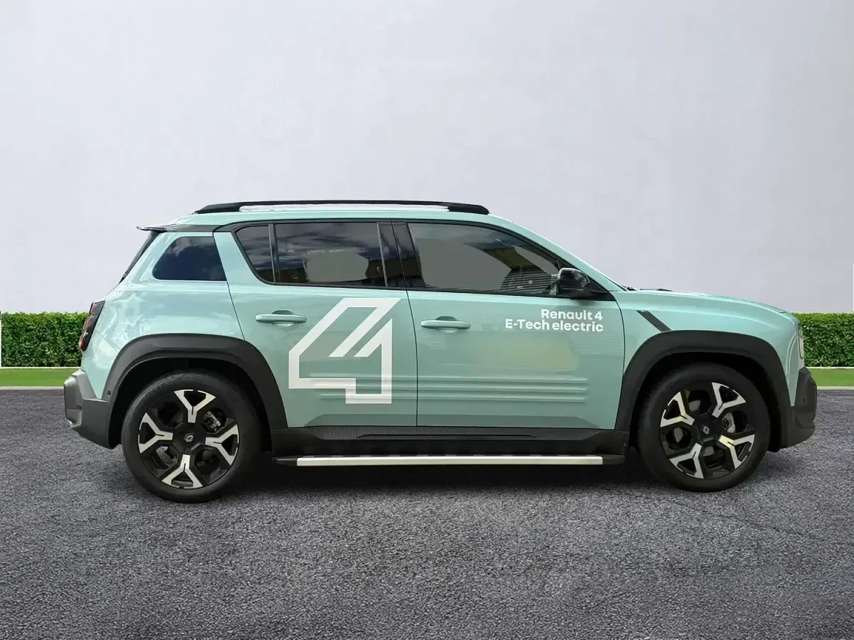 Used Renault R4 Komfort 110 kW (150 HP) 2025 Green Hatchback