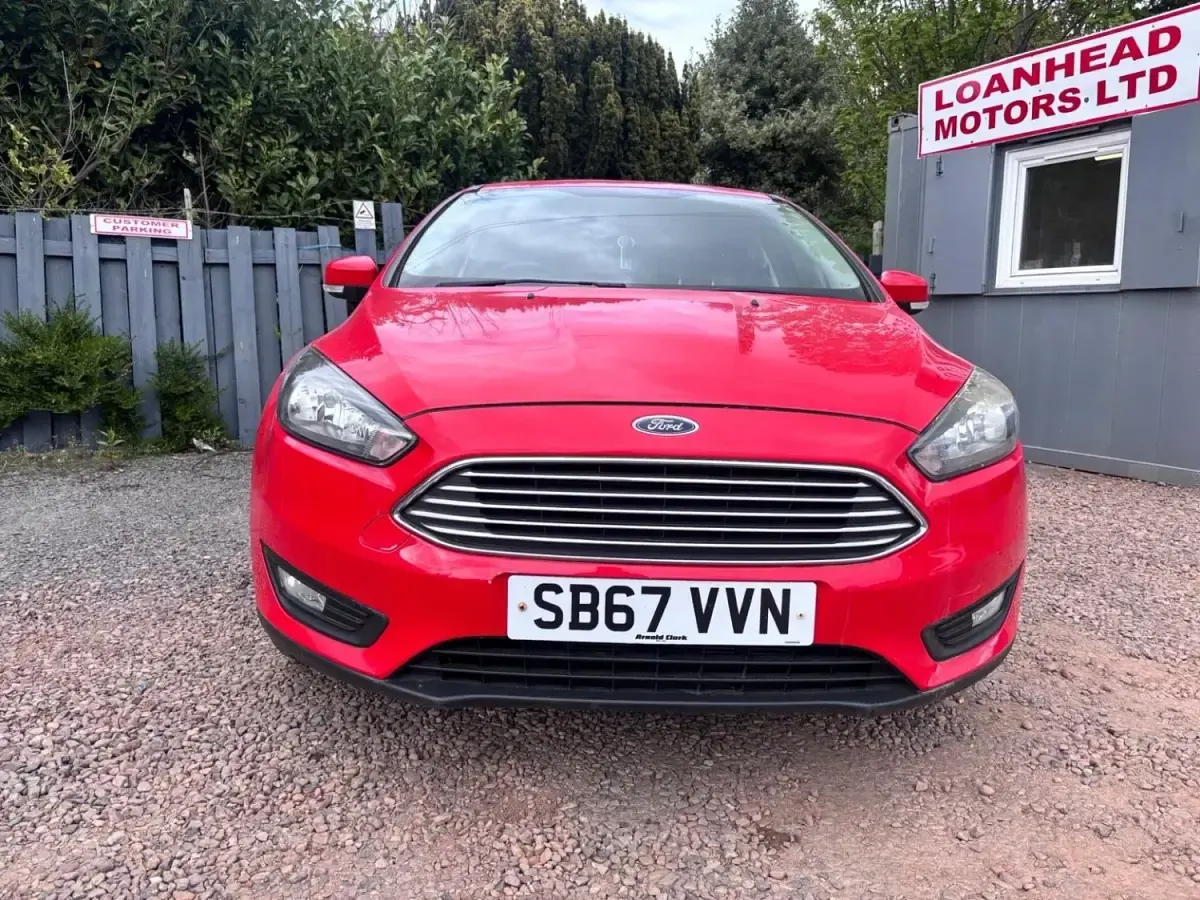Begagnad Ford Focus Zetec 2017 Röd Halvkombi