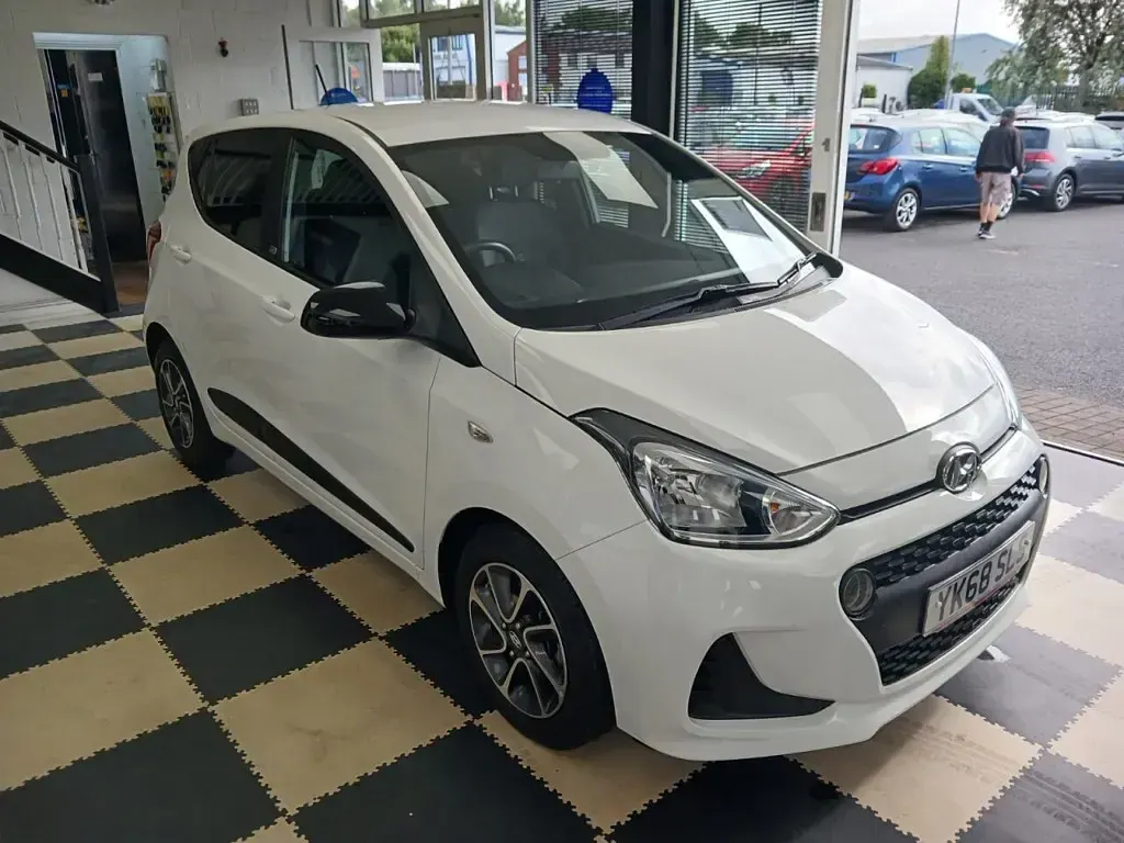 Used Hyundai i10 GO! 67 HP (49 kW) 2019 White Hatchback
