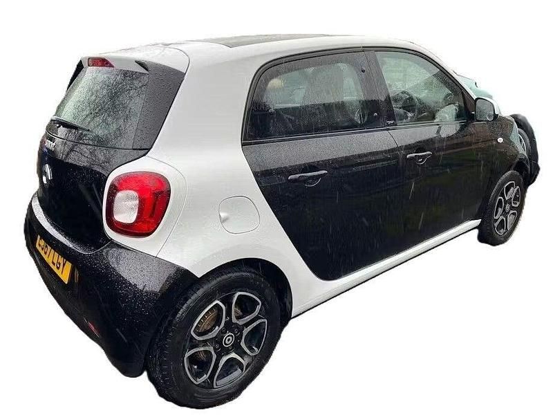 Used Smart ForFour Premium 90 HP (66 kW) 2017 White Hatchback