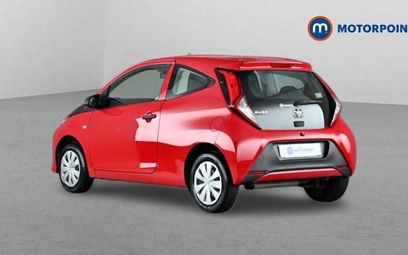 Usado Toyota Aygo 72 HP (52 kW) 2018 Vermelho Citadino