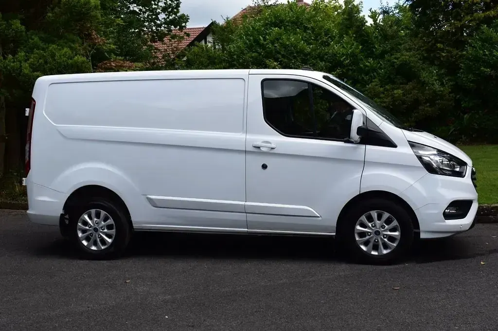 Used Ford Transit Custom Limited 130 HP (95 kW) 2022 White Van
