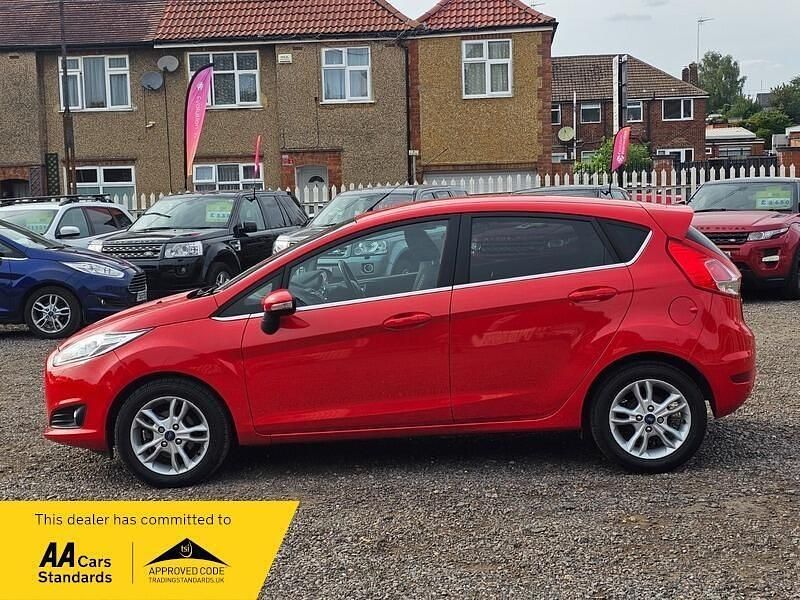 Used Ford Fiesta Zetec 100 HP (73 kW) 2015 Red Hatchback