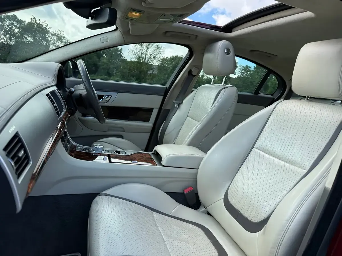 Used Jaguar XF Portfolio 240 HP (176 kW) 2013 Red Sedan