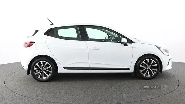 Used Renault Clio Iconic 90 HP (66 kW) 2022 White Hatchback