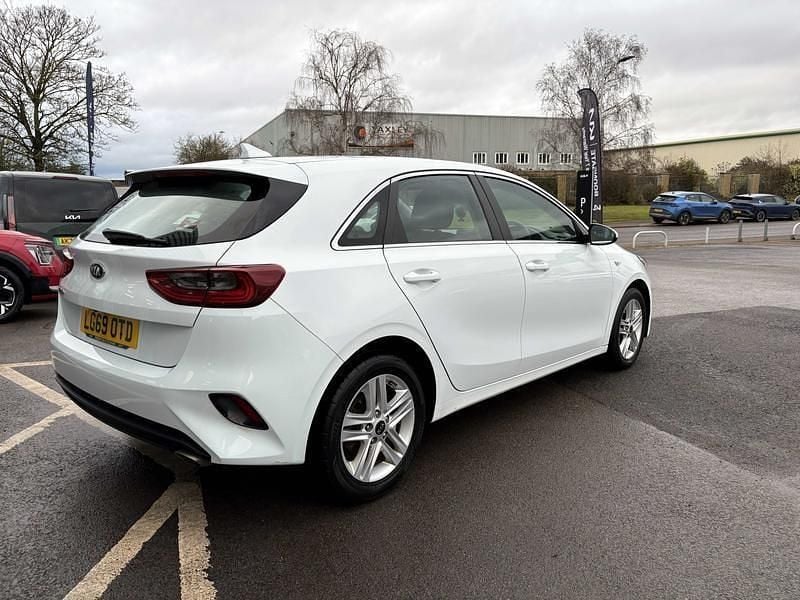 Used Kia Ceed 2019 White Hatchback
