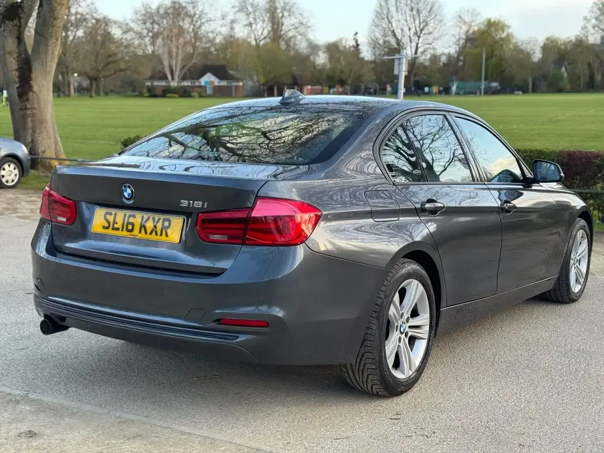 Begagnad BMW 318 Sport Line 2016 Grå Sedan