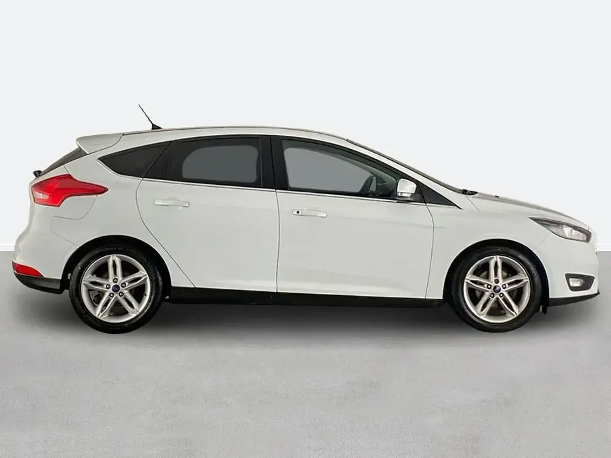 Used Ford Focus Zetec 125 HP (91 kW) 2017 White Hatchback