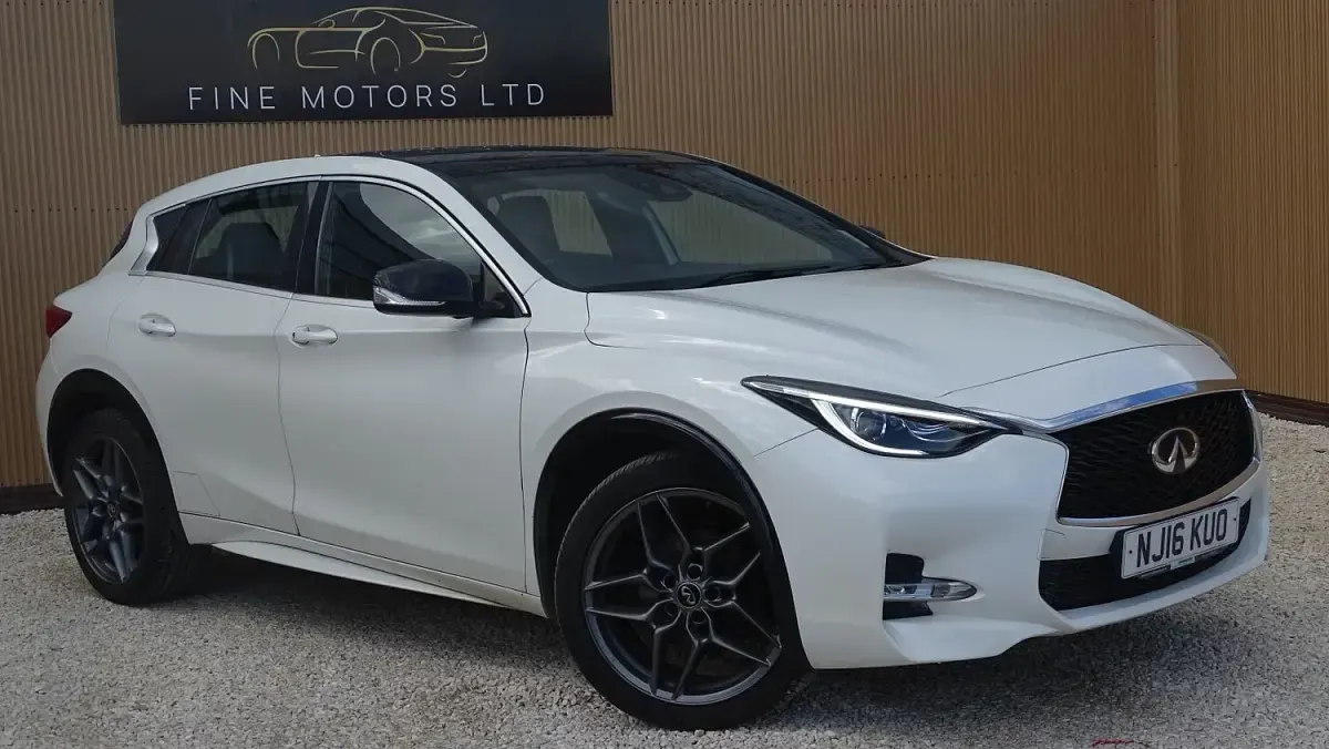 Used Infiniti Q30 Sport Tech 109 HP (80 kW) 2016 White Hatchback