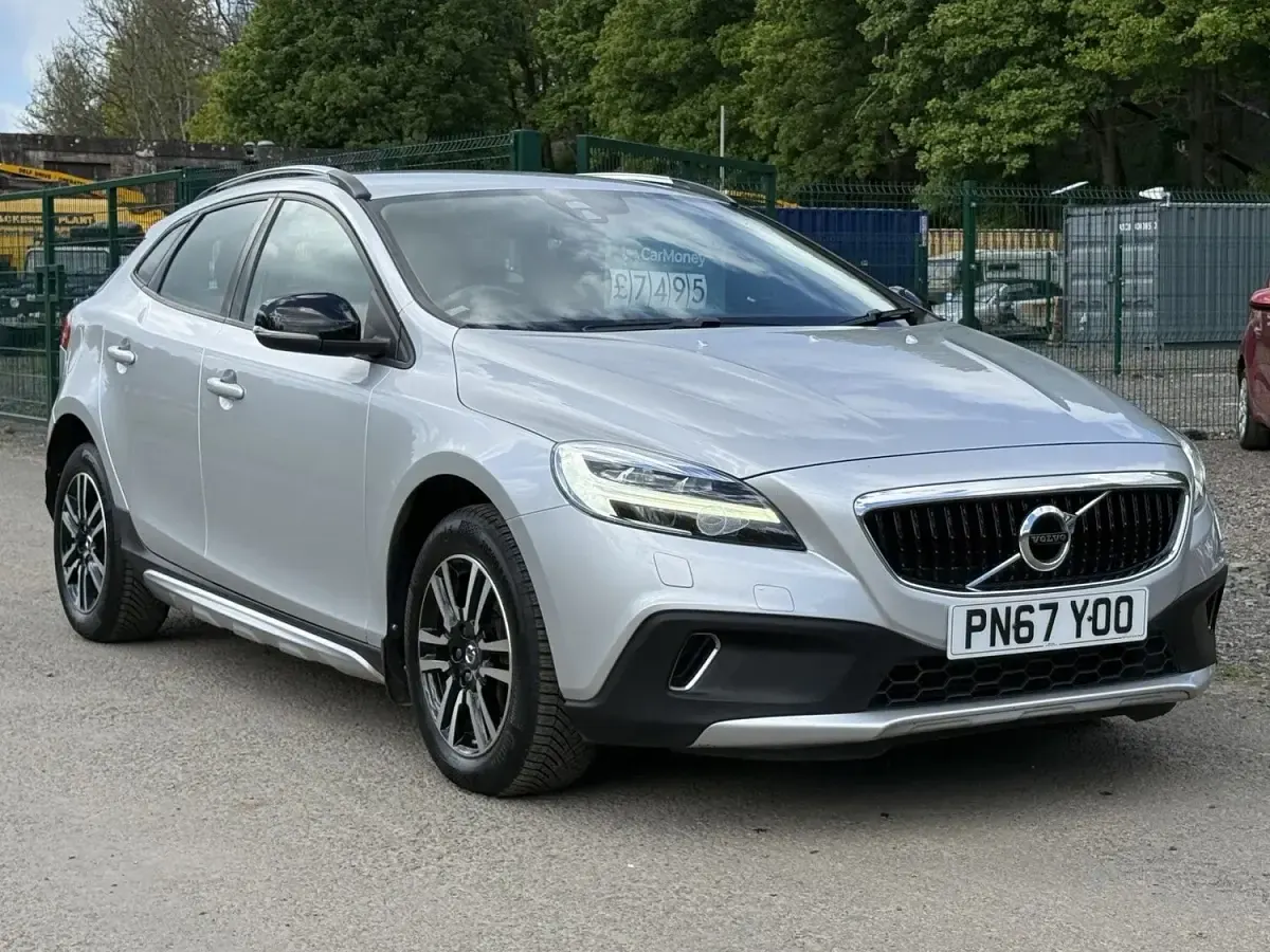 Used Volvo V40 Plus 120 HP (88 kW) 2017 Silver Hatchback