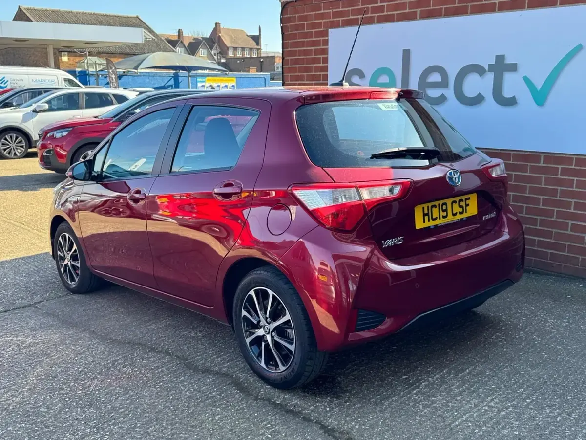Used Toyota Yaris Hybrid 100 HP (73 kW) 2019 Red Hatchback