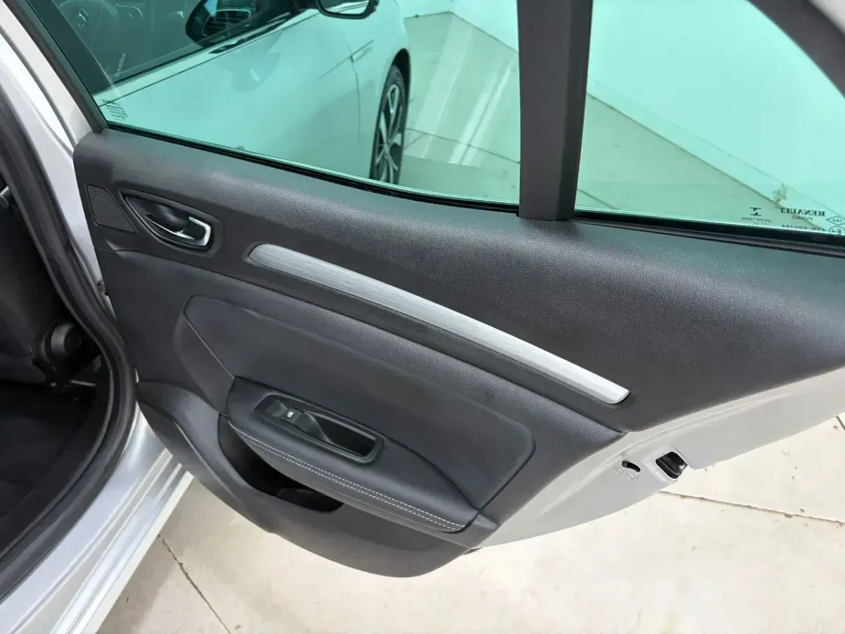Used Renault Mégane IV Dynamique 130 HP (95 kW) 2017 Silver Hatchback