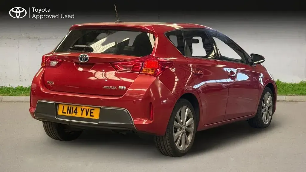 Used Toyota Auris Hybrid 136 HP (100 kW) 2014 Red Hatchback