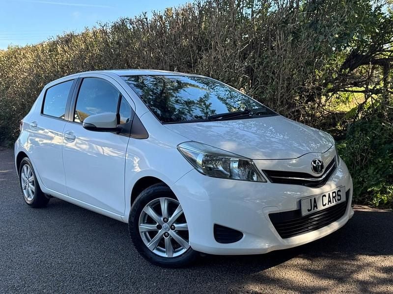 Used Toyota Yaris 101 HP (74 kW) 2012 White Hatchback