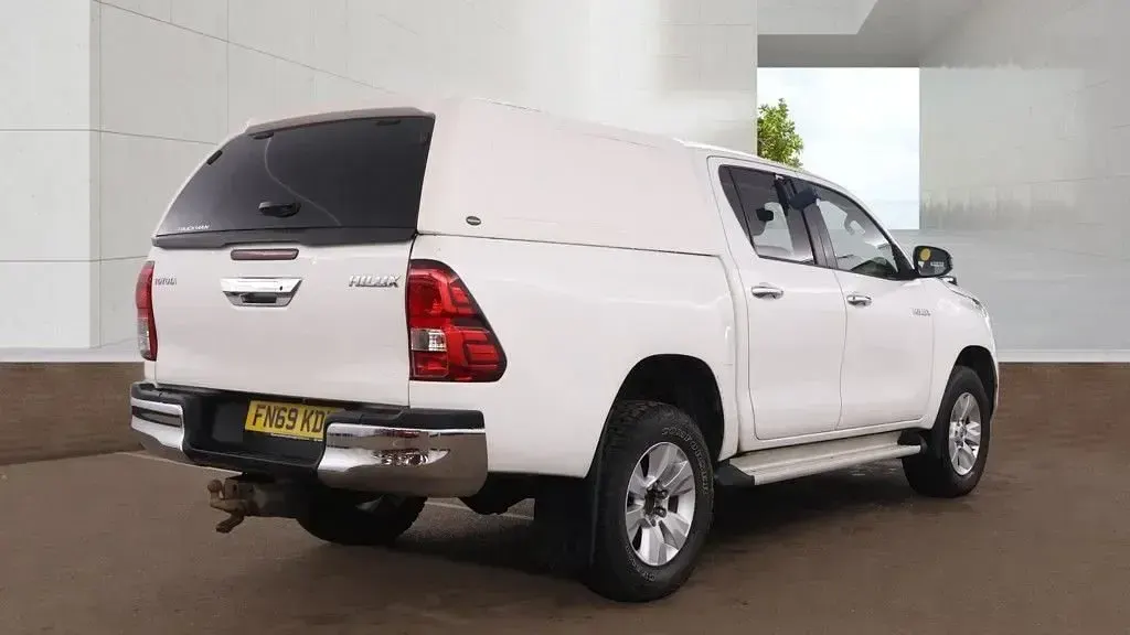Used Toyota HiLux 150 HP (110 kW) 2019 White Pickup