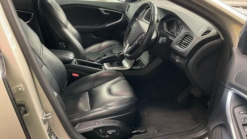 Used Volvo V40 Inscription 150 HP (110 kW) 2019 Gold Hatchback