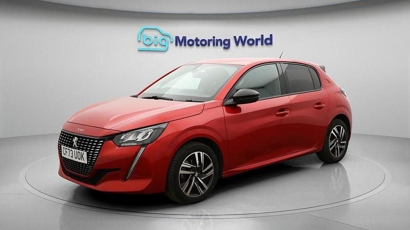 Second-hand Peugeot 208 Allure+ 130 CP (95 kW) 2023 Roșu Hatchback