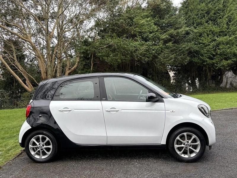 Used Smart ForFour Passion 71 HP (52 kW) 2015 White Hatchback