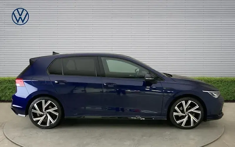 Second-hand VW Golf VIII R-line 150 CP (110 kW) 2023 Hatchback