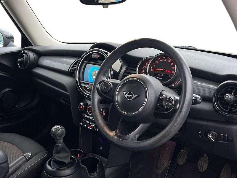 Używany Mini Cooper Classic 134 KM (98 kW) 2019 Srebrny Hatchback